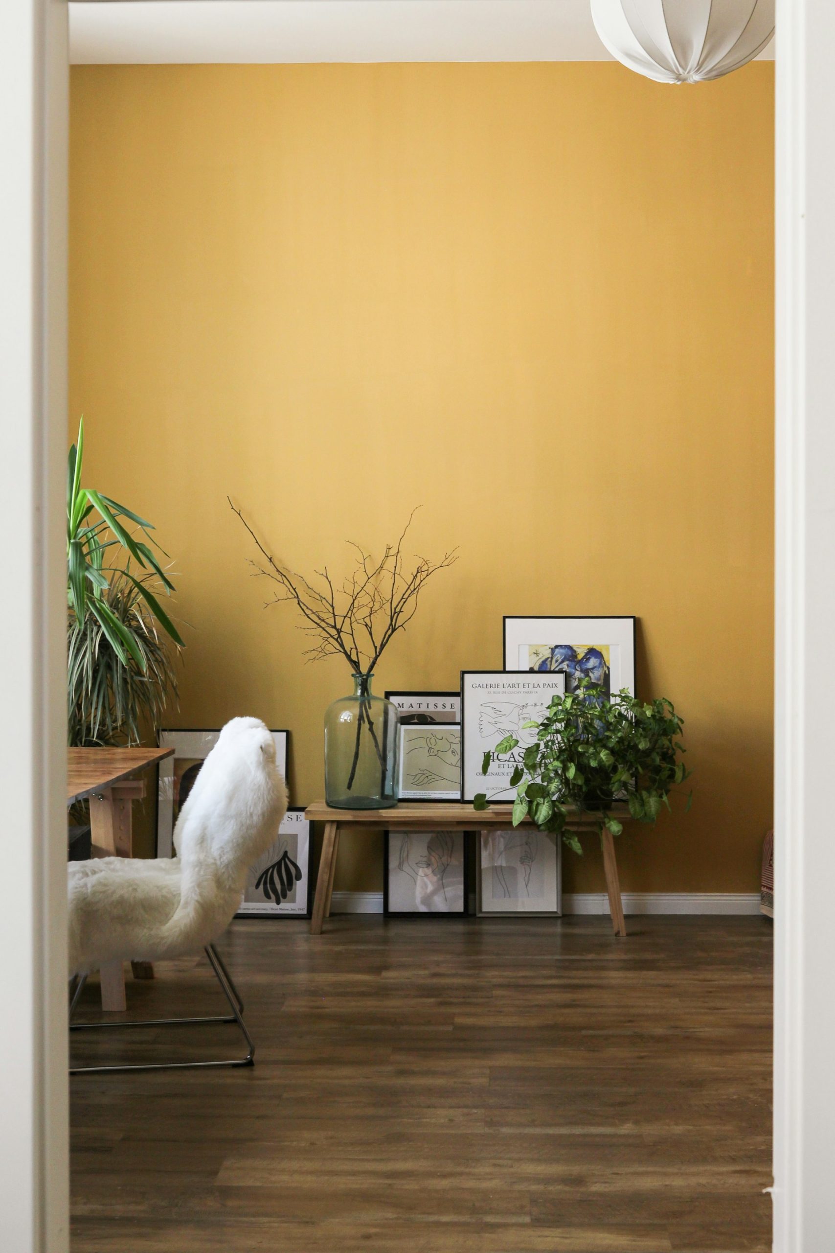 żółte ściany w salonie
