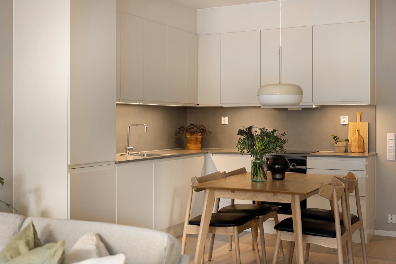 stół w małej kuchni