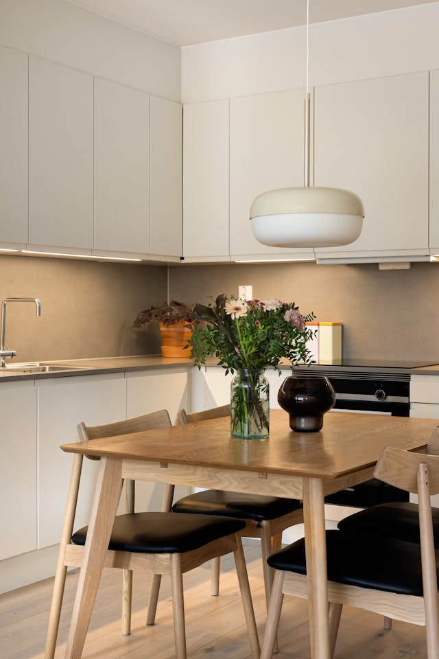 stół w małej kuchni