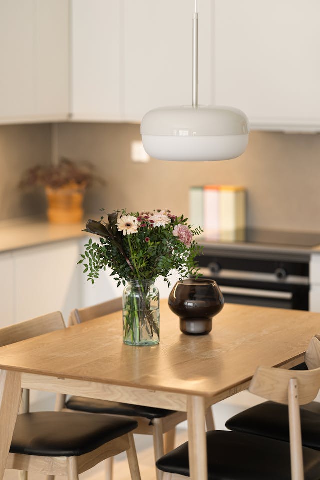 stół w małej kuchni